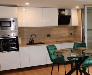 Cocina modular blanca con  fregadero y grifo Negro