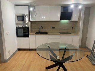 Cocina modular blanca con  fregadero y grifo Negro