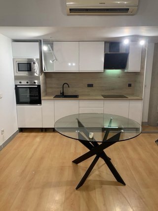 Cocina modular blanca con  fregadero y grifo Negro