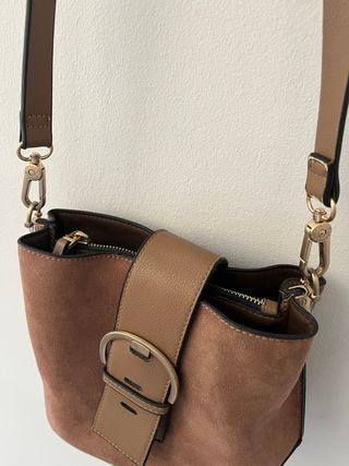Bolso marrón con hebilla