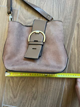Bolso marrón con hebilla