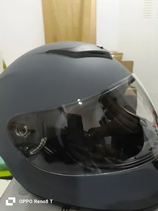Casco de moto gris con visera