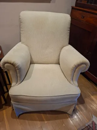 Sillón antiguo de tela beige