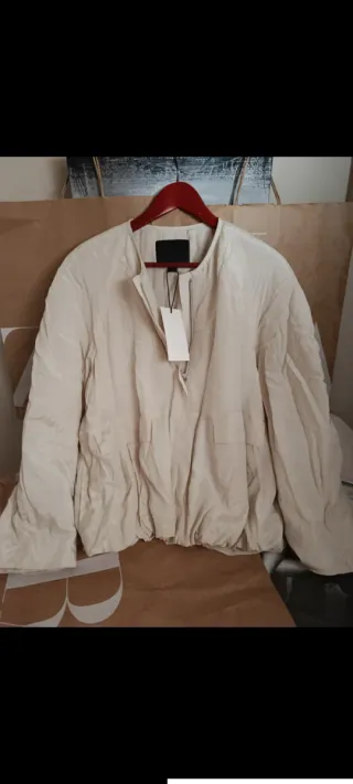 Chaqueta blanca con bolsillos