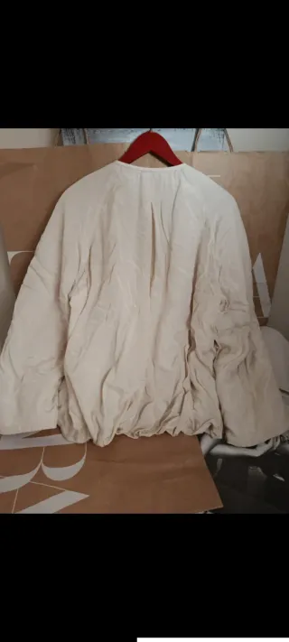 Chaqueta blanca con bolsillos