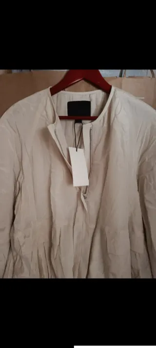 Chaqueta blanca con bolsillos