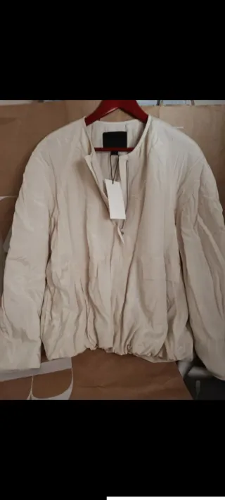 Chaqueta blanca con bolsillos