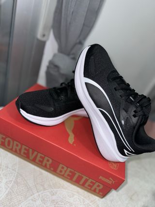 Zapatillas Deportivas Puma Negras y Blancas