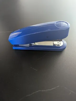 Grapadora azul
