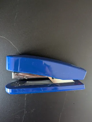 Grapadora azul