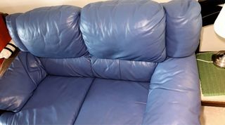Sofá de piel azul