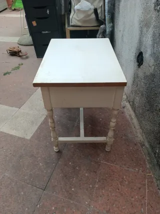 Mesa de noche blanca de madera