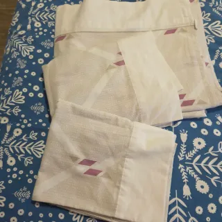 Juego de sábanas beige y blanco