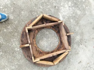 Portabrazas de madera antiguo