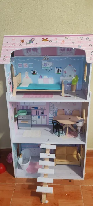 Casita de juguete de madera