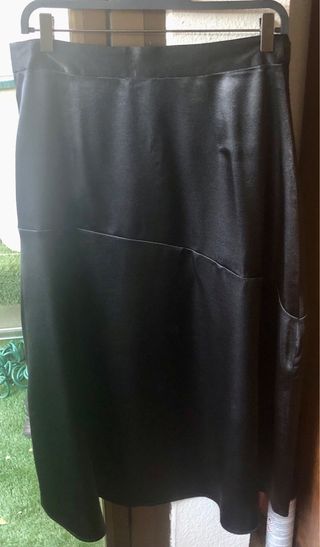 Rebajadísima Falda negra satén