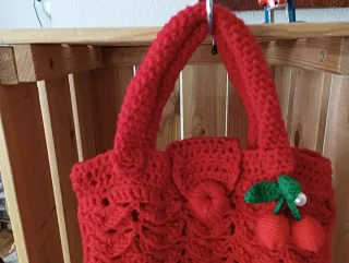 Bolsito Crochet Rojo con Cerezas Hecho a Mano