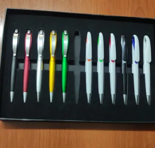 Set de 11 bolígrafos de colores en expositor. Leer