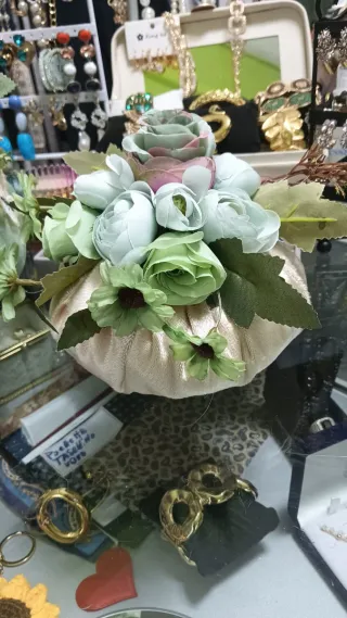 Bon bon decorativo verde chiaro con fiori