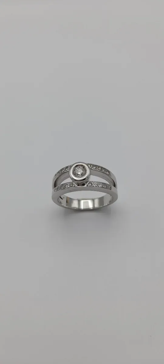 Anillo de oro blanco 18kt con brillantes.