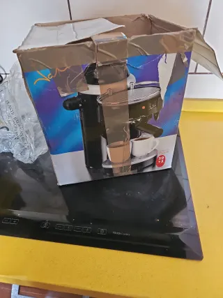 Cafetera Italiana Jata con su caja original.