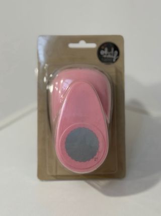 Troqueladora de bordes y formas.