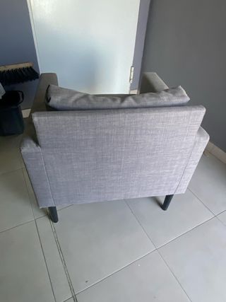 Sillón de tela gris