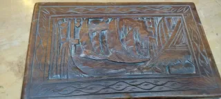 Caja de madera tallada