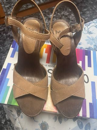 Zapatos de tacón y sandalias