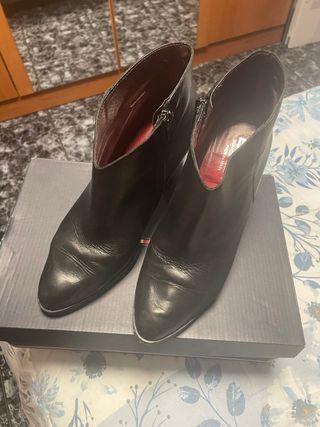 Zapatos de tacón y sandalias