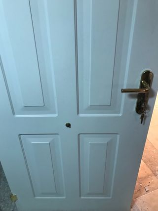 Puerta de entrada metálica blanca