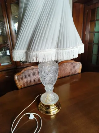 Lámpara de mesa cristal y tela dorada