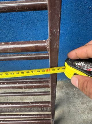 Reja de metal marrón