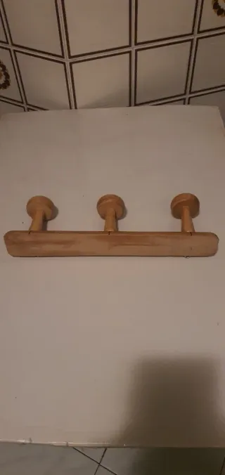 Appendiabiti in legno con 3 pomelli