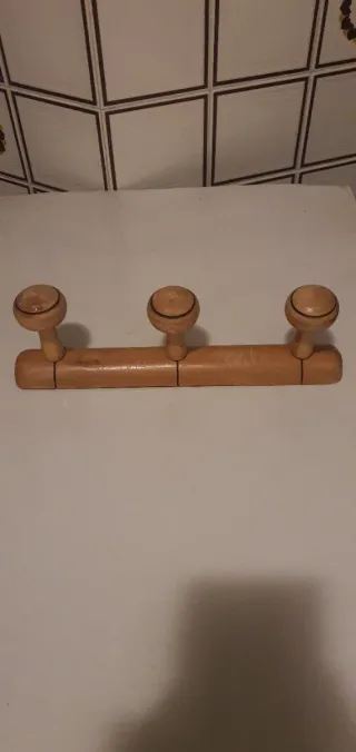 Appendiabiti in legno con 3 pomelli