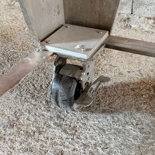 Base metálica con ruedas para horno de pizzas