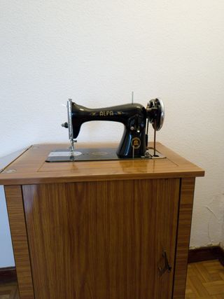 Máquina de coser Alfa antigua