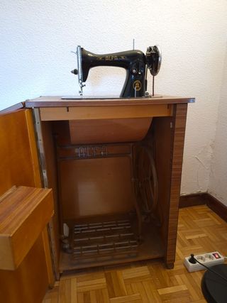 Máquina de coser Alfa antigua