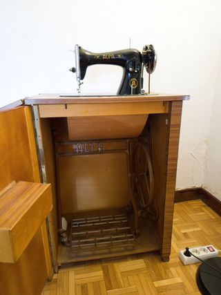Máquina de coser Alfa antigua