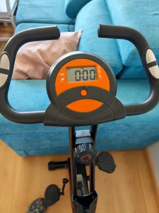 Bicicleta estática con respaldo