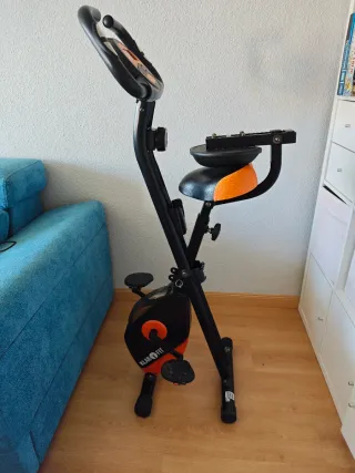 Bicicleta estática con respaldo