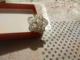 Anillo de plata con diseño floral