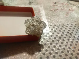 Anillo de plata con diseño floral