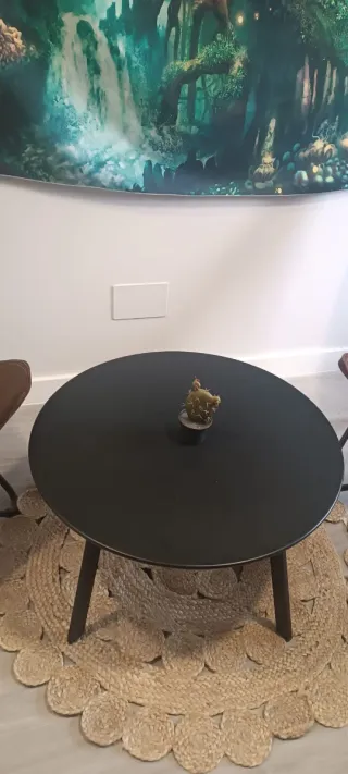 Conjunto Terraza: 2 Sillas Marrones y Mesa Negra