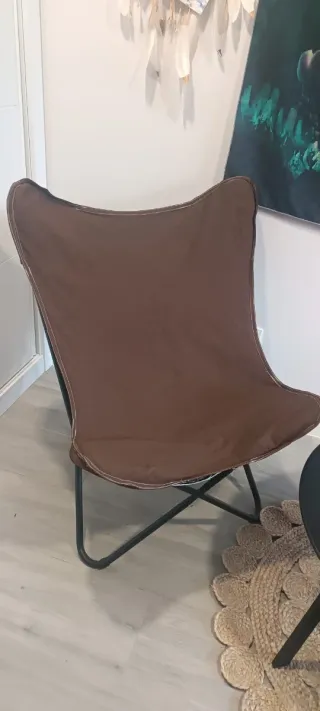 Conjunto Terraza: 2 Sillas Marrones y Mesa Negra