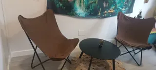Conjunto Terraza: 2 Sillas Marrones y Mesa Negra
