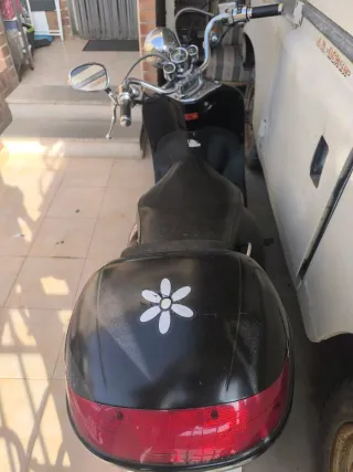 Moto Scooter Negra con Baúl