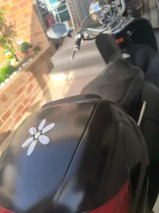 Moto Scooter Negra con Baúl