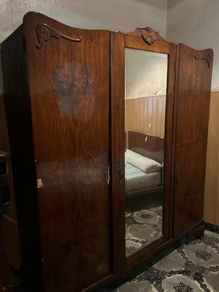 Armario antiguo de madera con espejo
