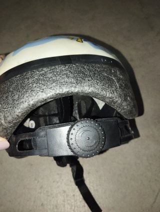 Casco infantil con pingüinos
